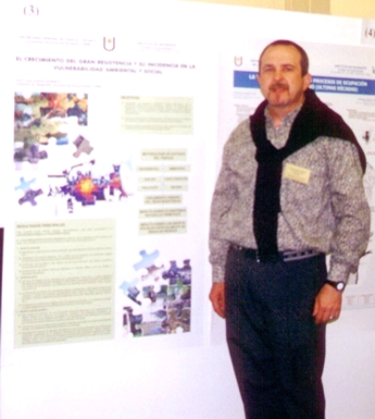 Prof. Juan Antonio Alberto frente al pster que present en las VIII Jornadas 