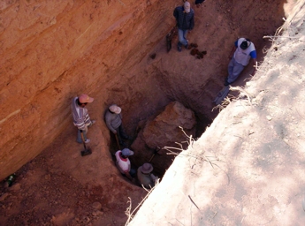 Vista de la excavacin donde se encuentra el nuevo  meteorito descubierto por el equipo del Dr. W. Cassidy