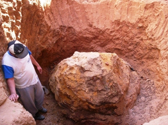 Vista del nuevo  meteorito hallado por el Dr. W. Cassidy  y su equipo.
