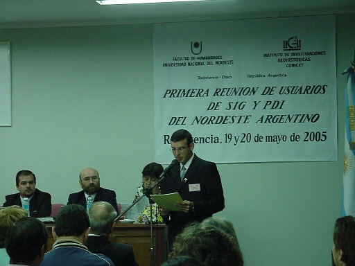 Prof. Osvaldo Cardozo, integrante de la Comisi�n Organizadora da la bienvenida a los presentes