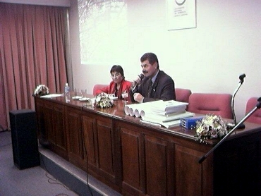 Tcnel. Ing. Geog. Jorge Horacio  Machuca  (IGM) y la Dra. Mirta Liliana Ramirez, Directora del Laboratorio de Cartograf�a Digital, Fac. Humanidades, UNNE, leen conclusiones sobre lo trabajado en el evento.