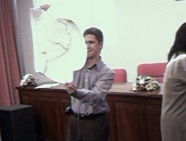 Asistente recibe uno de los premios sorteados en el Acto de Clausura. 