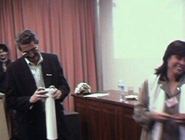 La Prof. Vilma Falc�n entrega a un asistente uno de los premios sorteados en el Acto de Clausura. 