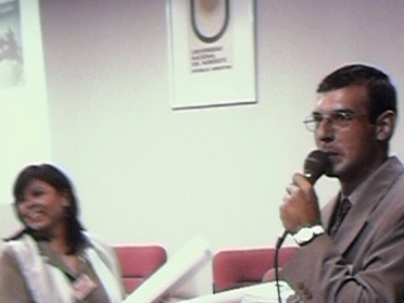 La Prof. Vilma Falc�n y el Prof. Osvaldo Cardozo, integrantes de la comisi�n  organizadora de la Reuni�n, durante el sorteo y entrega de premios en el Acto de Clausura.