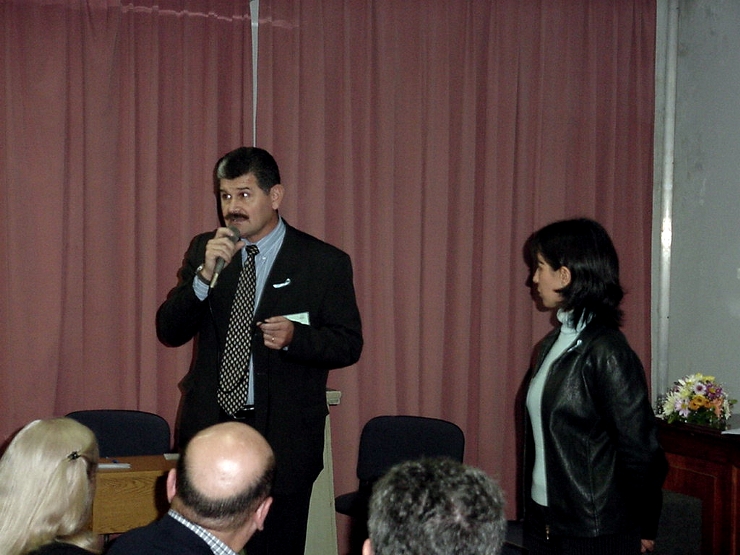 La Arq. Maria Victoria PAREDES presenta su trabajo y Tcnel. Ing. Geog. Jorge Horacio  MACHUCA realiza apreciaciones sobre el mismo.