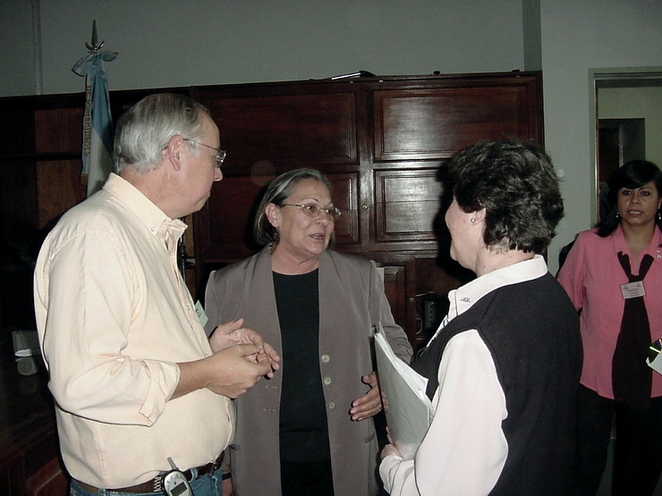 Asistentes departen en las pausas entre exposiciones