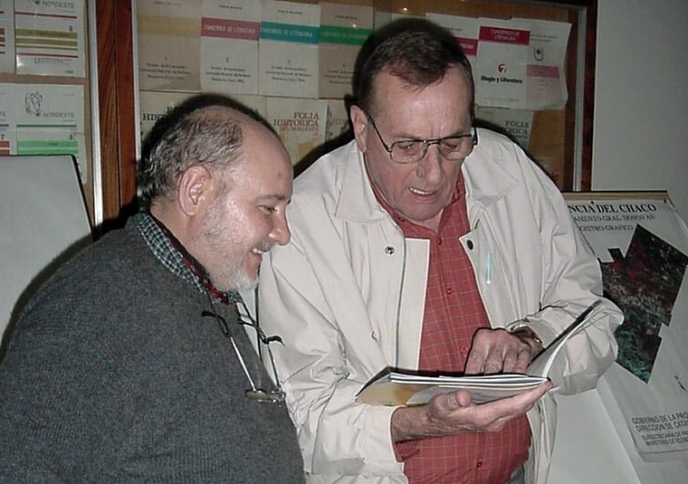 Asistentes analizando posters de trabajos expuestos