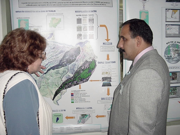 Asistentes analizando posters de trabajos expuestos