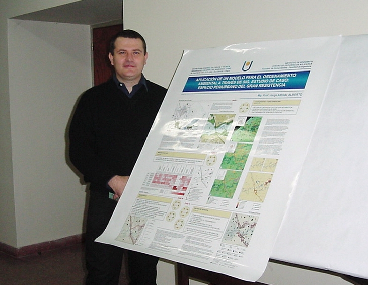 Mgtr. Jorge ALBERTO y el poster presentado en la Reuni�n 