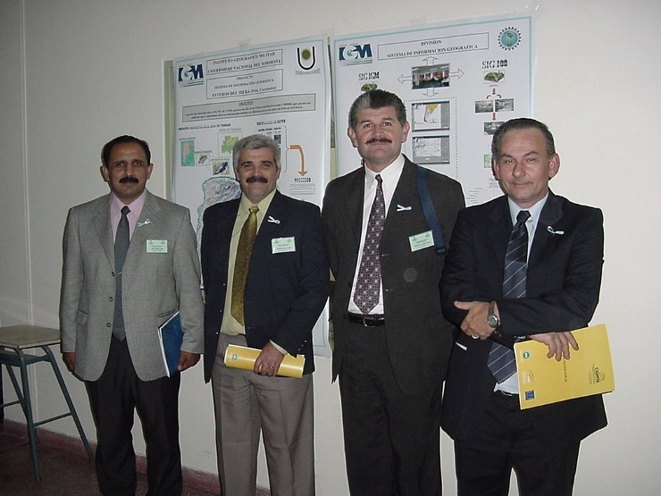 Representantes del IGM frentes a posters exhibidos