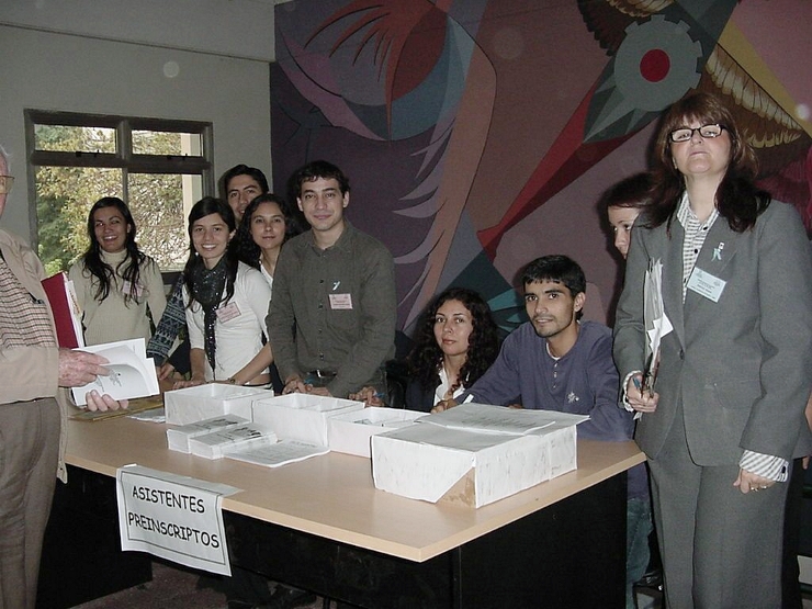 Alumnos colaboradores en la organizaci�n del evento y asistentes